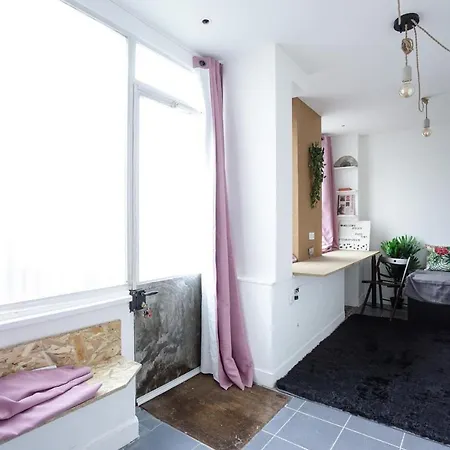 Apartament Flat Close To Transport In The 15th District