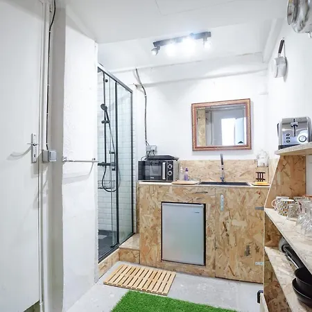 Flat Close To Transport In The 15th District Apartament