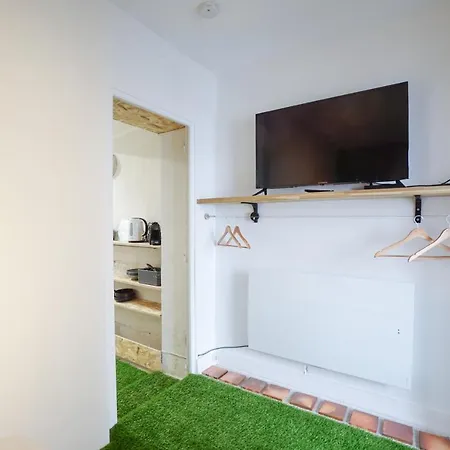 Flat Close To Transport In The 15th District Apartament